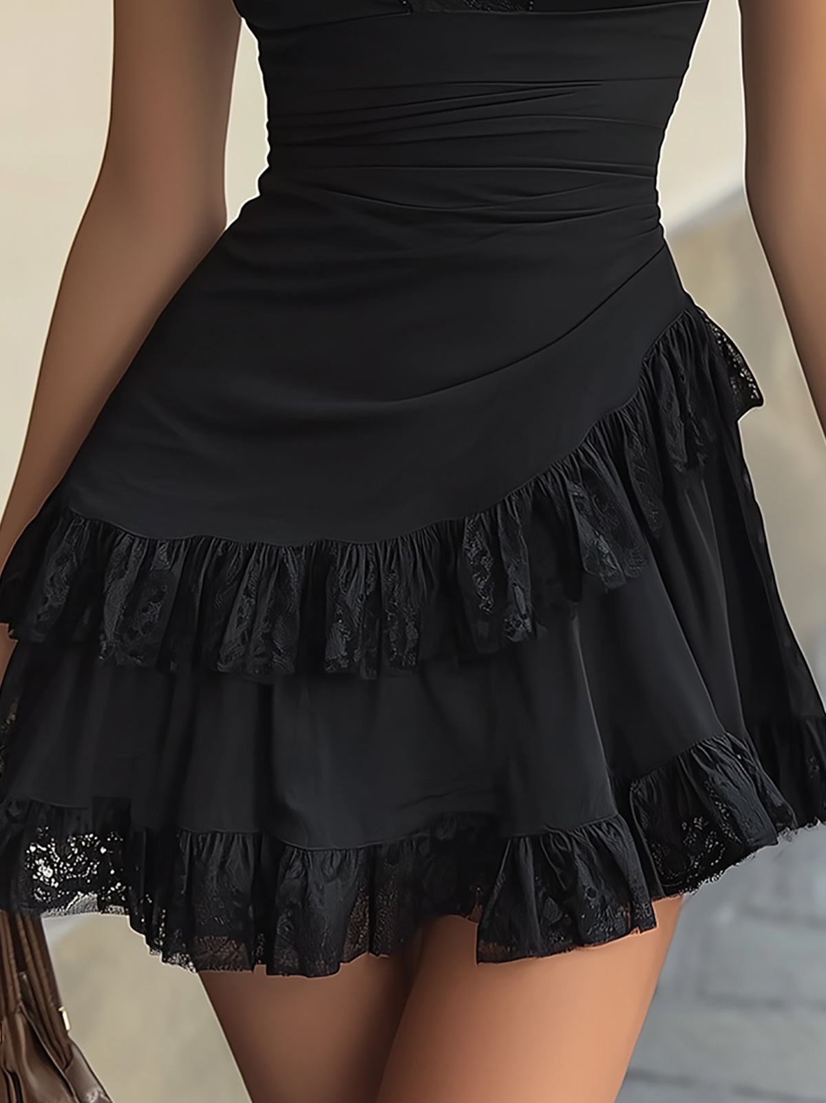 Marcella | Vestito mini nero in pizzo con scollo a V e orlo a volant
