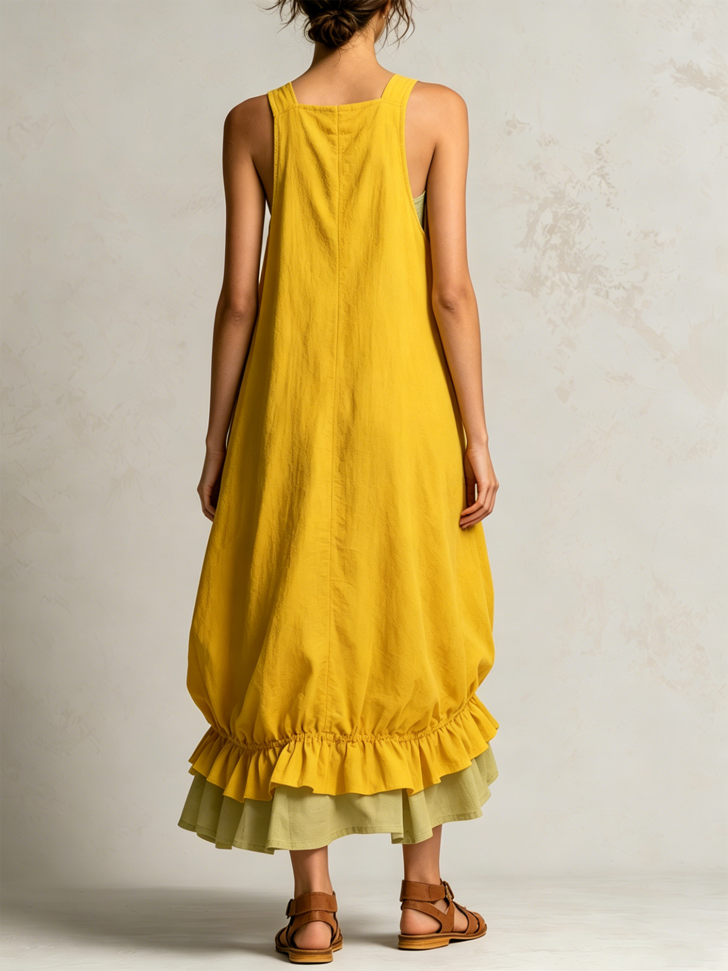 Amparo | Vestido midi tipo overall amarillo sin mangas con bolsillos cargo y dobladillo de volantes en capas