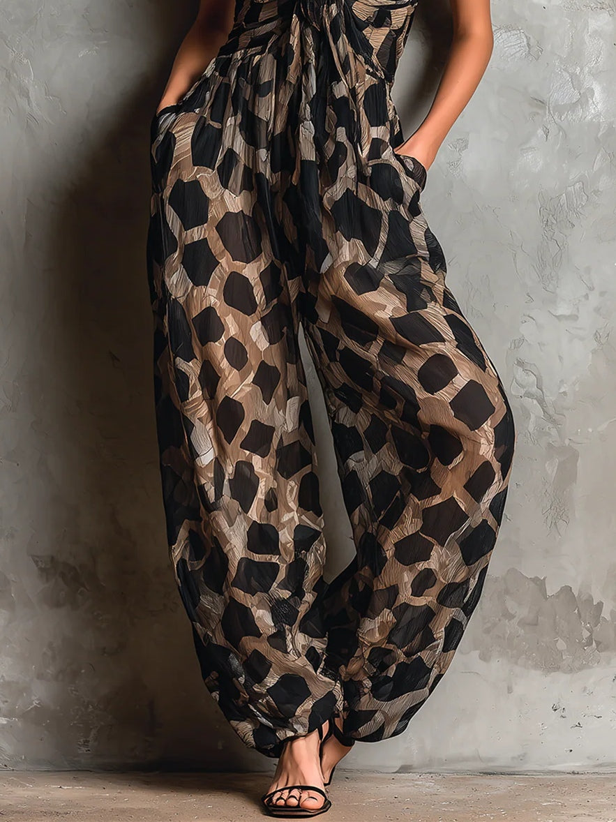 Carmen | Mono negro con estampado animal, cuello halter, holgado, de chiffon y de pierna ancha