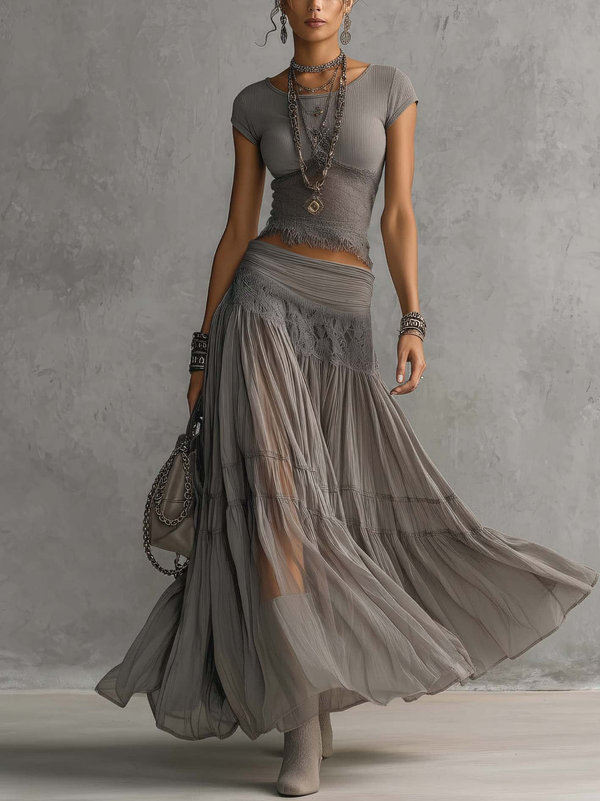 Ginevra | Set composto da top trasparente con pannelli in pizzo nero e gonna maxi plissettata