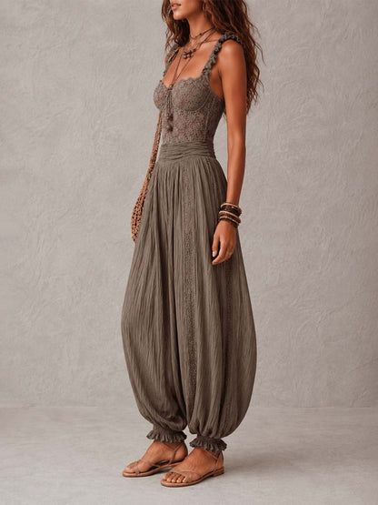 Wanda | Completo con bandeau in pizzo grigio e pantaloni harem in cotone plissettato.