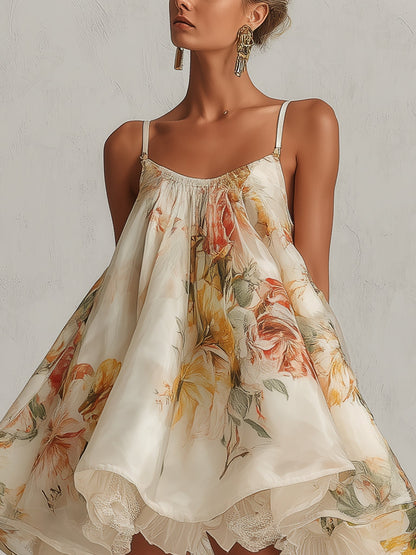 Tamara - Vestido corto de línea A en organza beige con motivo floral y borde de encaje