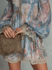 Assunta | Vestito mini in chiffon arricciato con scollo a spalle scoperte e motivo floreale romantico