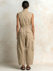 Elisabetta | Tuta senza maniche in twill di cotone beige con tasche cargo