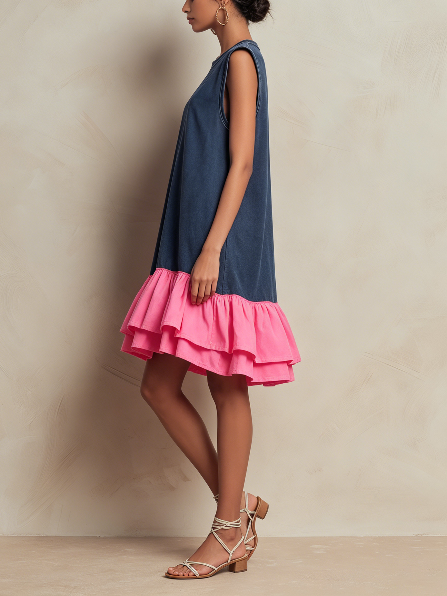 Vanessa | Abito mini a linea dritta in terry francese lavato, senza maniche, con balze a più livelli sull’orlo e contrasto di colore rosa shocking, casual e comodo