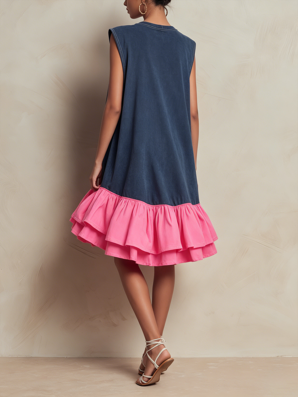 Vanessa | Abito mini a linea dritta in terry francese lavato, senza maniche, con balze a più livelli sull’orlo e contrasto di colore rosa shocking, casual e comodo