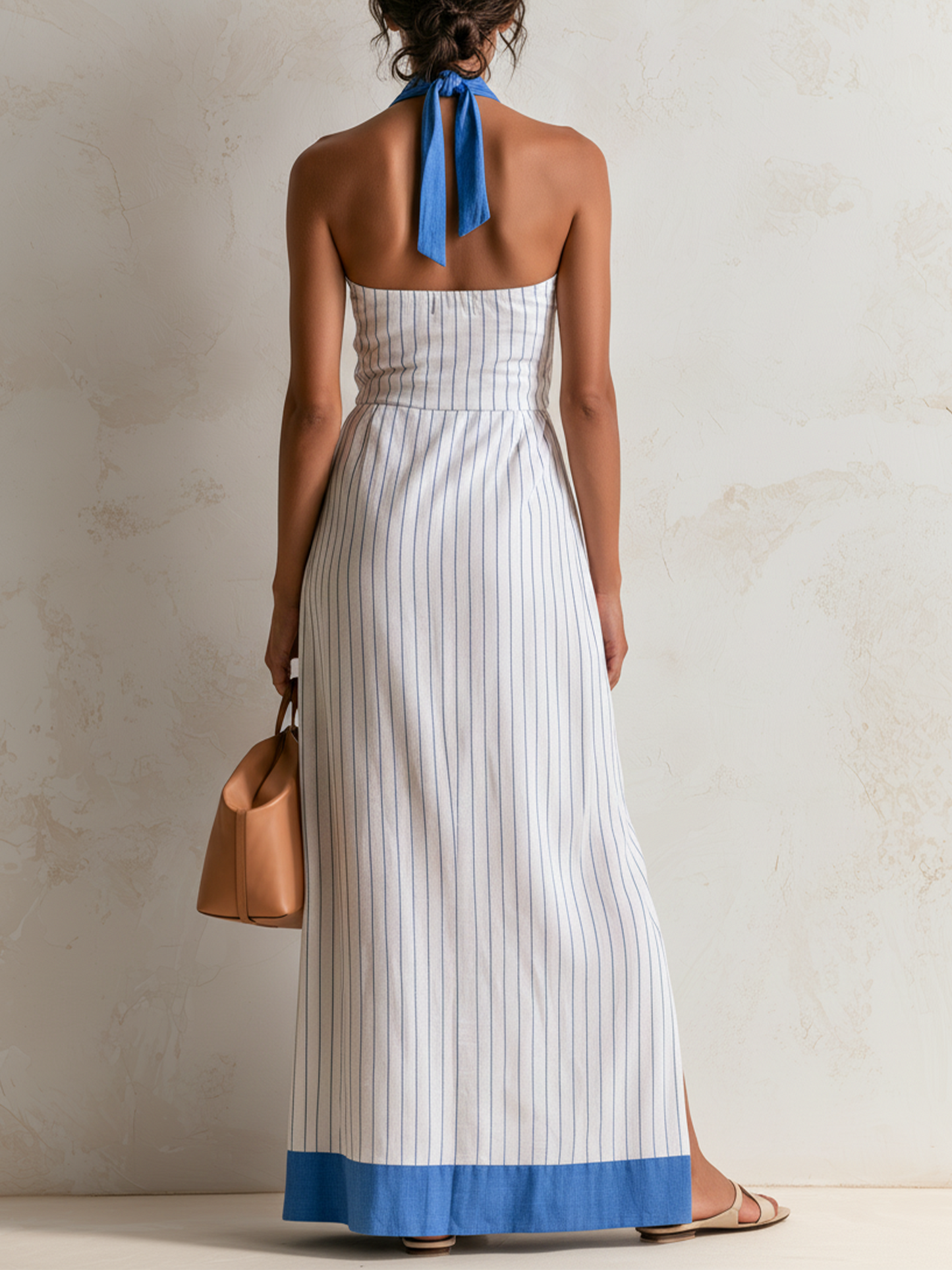 Michela | Vestito maxi a righe con bordo blu e scollo a halter
