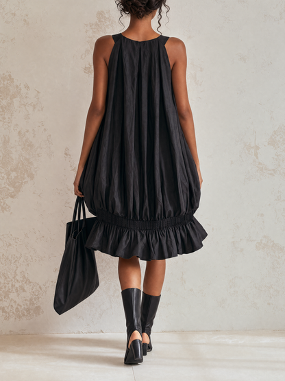 Elvira | Vestido midi negro sin mangas con efecto burbuja, cintura elástica fruncida y dobladillo con volantes