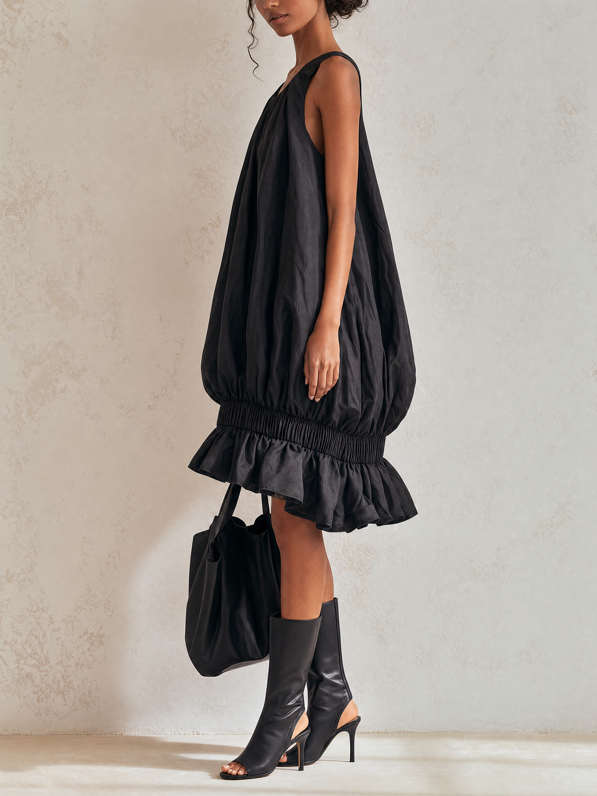 Elvira | Vestido midi negro sin mangas con efecto burbuja, cintura elástica fruncida y dobladillo con volantes