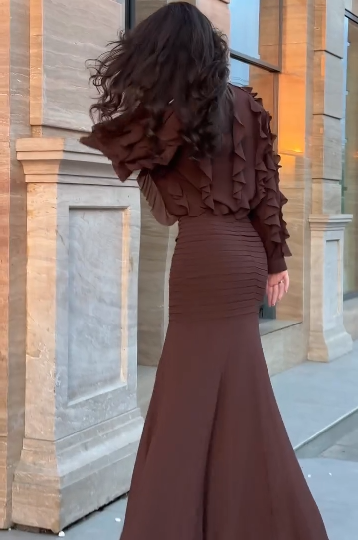 Isabel | Top de manga larga con volante marrón y falda maxi sirena en canalé - conjunto de dos piezas