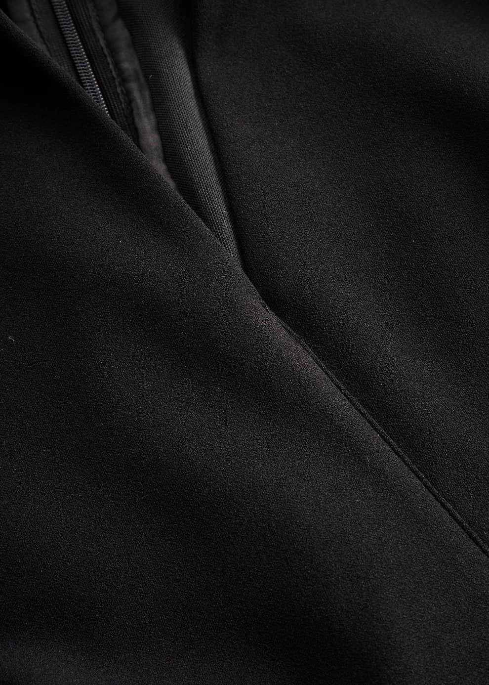 Naomi | Vestido negro refinado