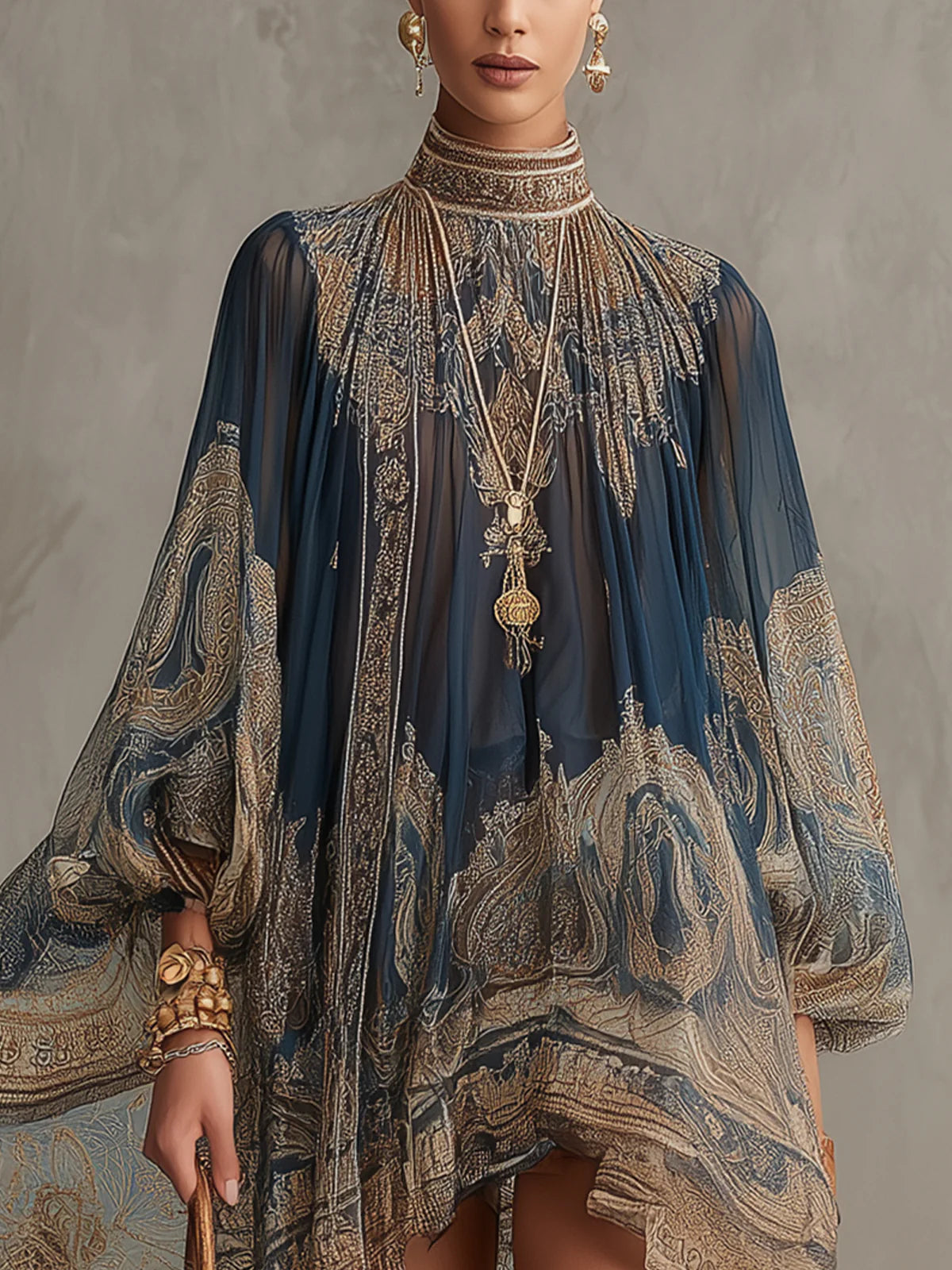 Sherazade | Vestito mini in chiffon blu navy con stampa barocca, colletto alto e orlo irregolare