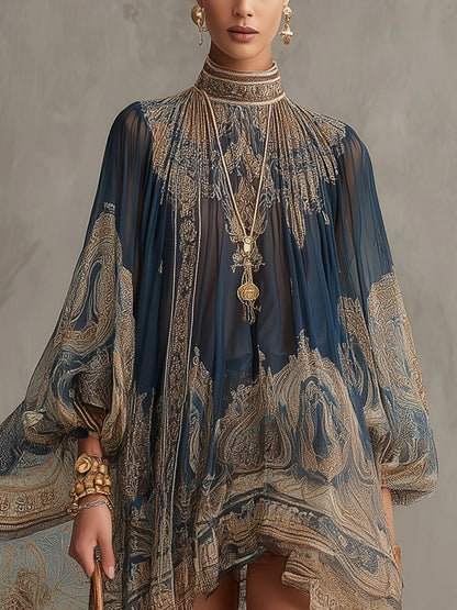 Sherazade | Vestito mini in chiffon blu navy con stampa barocca, colletto alto e orlo irregolare