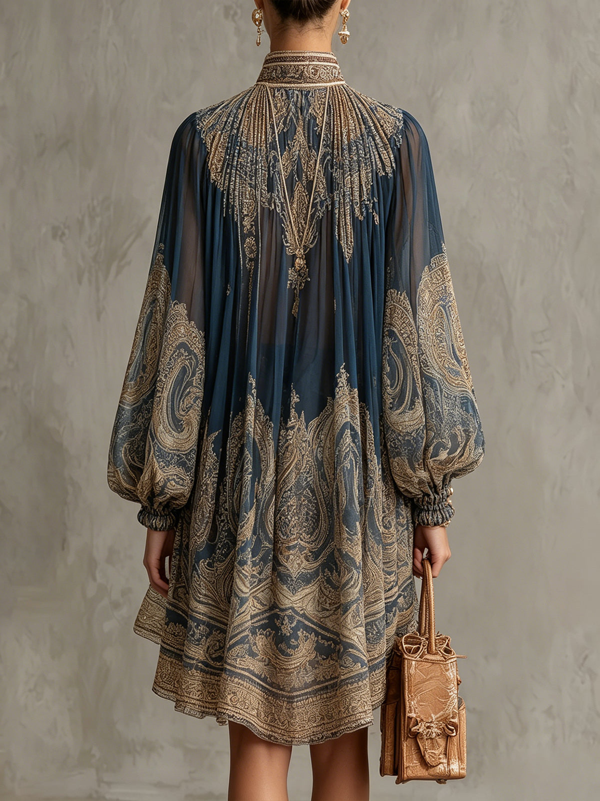 Sherazade - Vestito mini in chiffon blu navy con stampa barocca, colletto alto e orlo irregolare