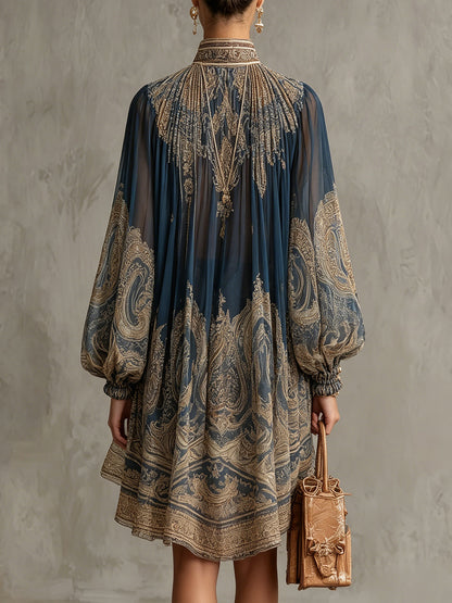 Sherazade - Vestito mini in chiffon blu navy con stampa barocca, colletto alto e orlo irregolare