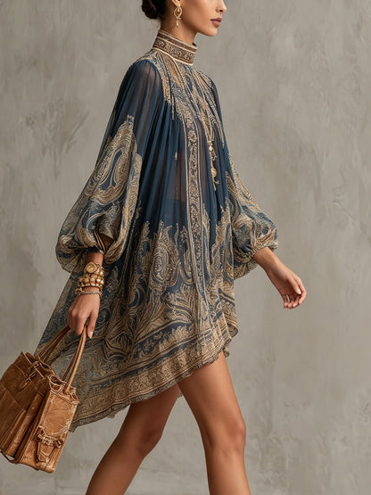 Sherazade | Vestito mini in chiffon blu navy con stampa barocca, colletto alto e orlo irregolare
