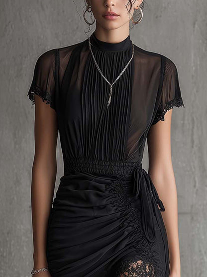 Lucrezia | Vestito mini nero in chiffon plissettato in vita, con bordo in pizzo