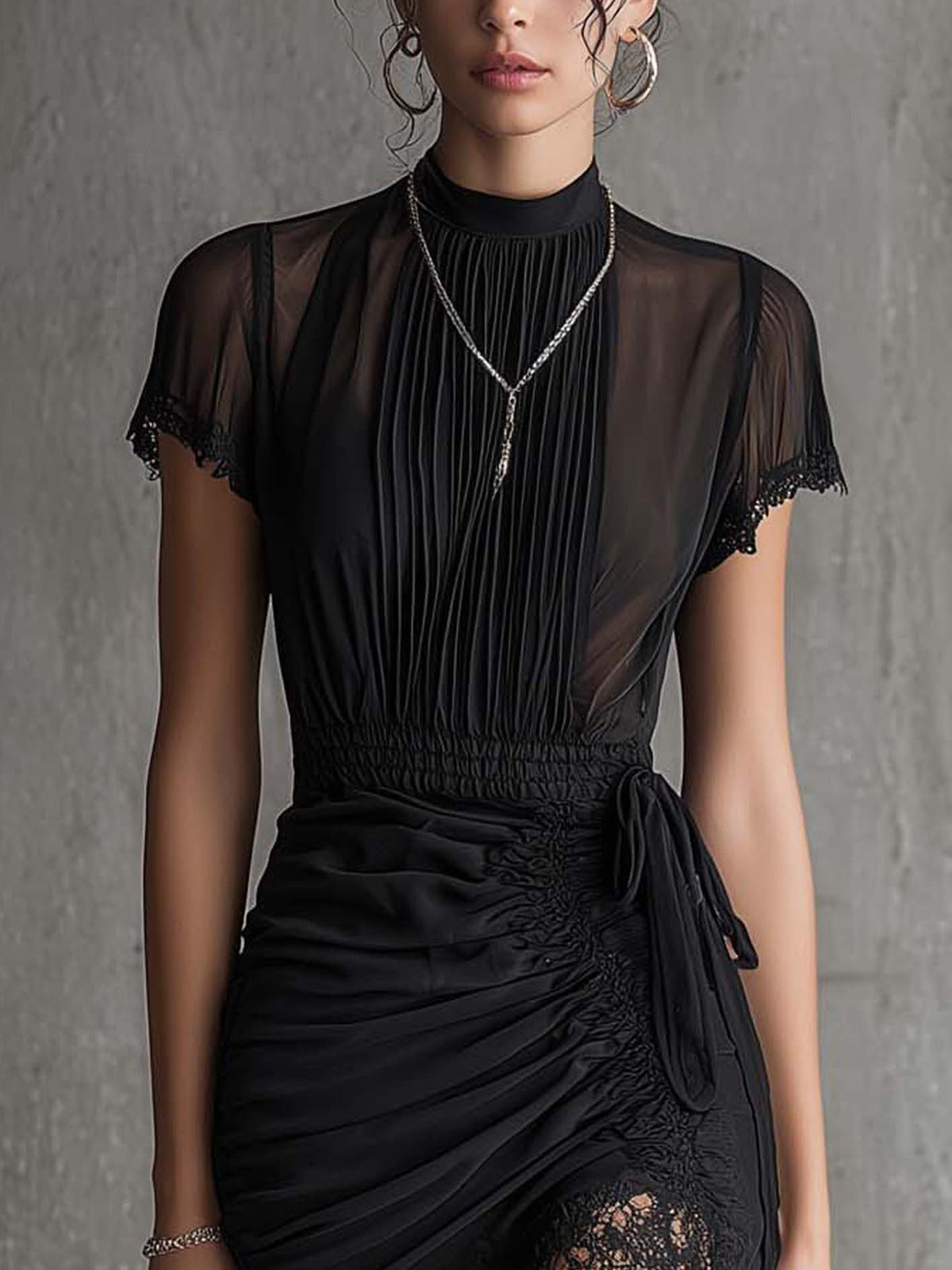 Lucrezia - Vestito mini nero in chiffon plissettato in vita, con bordo in pizzo