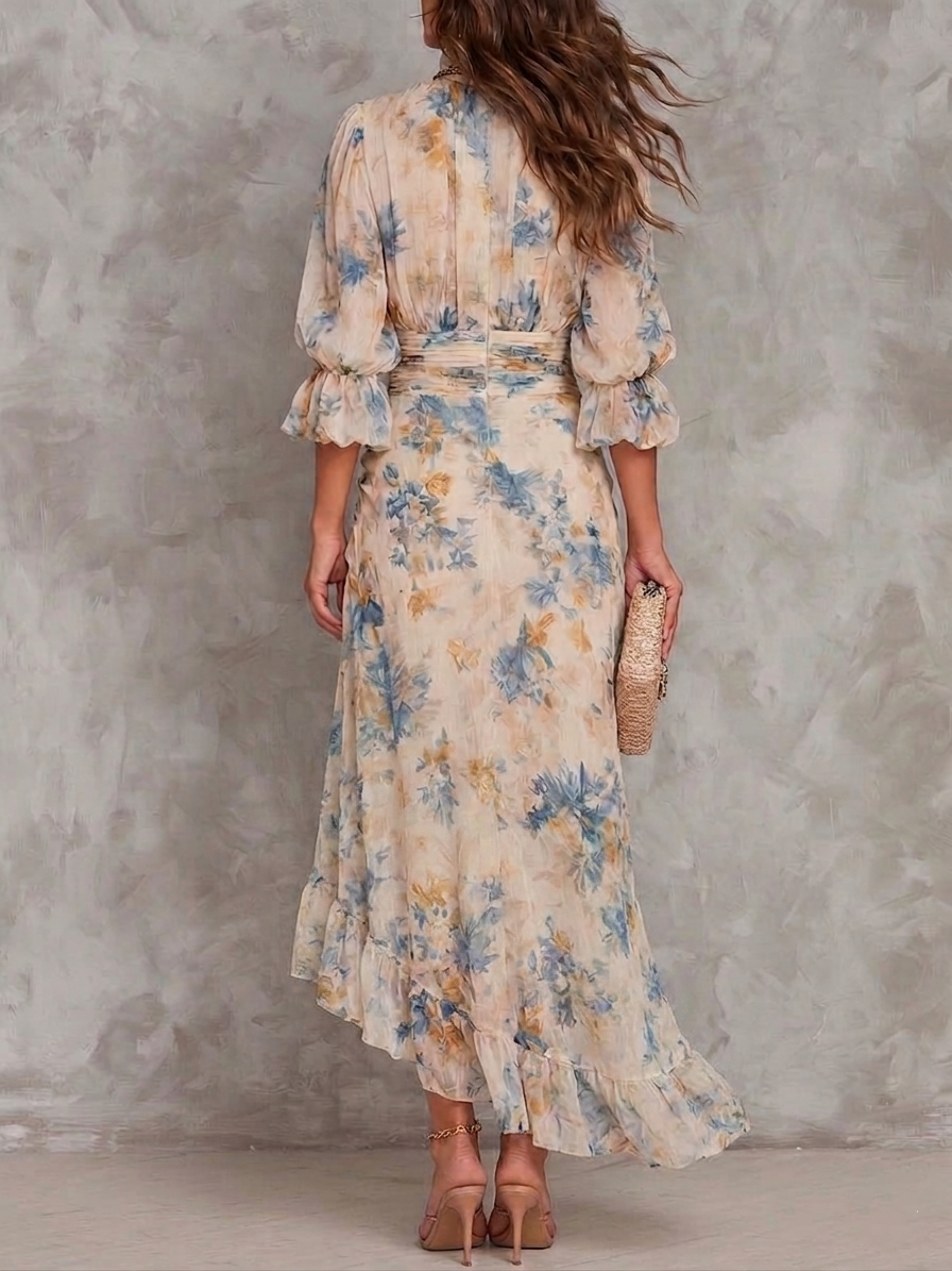 Ludovica | Abito lungo beige in chiffon con collo alto e stampa floreale in stile pittura ad olio, dal taglio irregolare