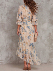 Ludovica | Abito lungo beige in chiffon con collo alto e stampa floreale in stile pittura ad olio, dal taglio irregolare