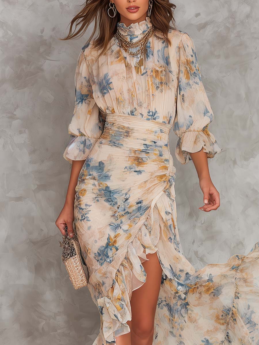 Ludovica | Abito lungo beige in chiffon con collo alto e stampa floreale in stile pittura ad olio, dal taglio irregolare
