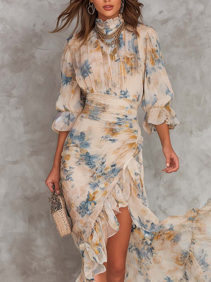 Ludovica | Abito lungo beige in chiffon con collo alto e stampa floreale in stile pittura ad olio, dal taglio irregolare