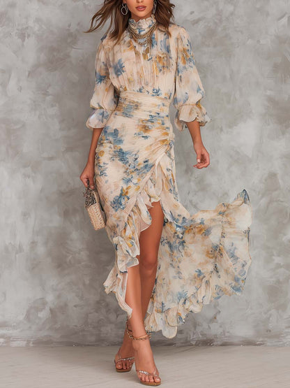 Ludovica | Abito lungo beige in chiffon con collo alto e stampa floreale in stile pittura ad olio, dal taglio irregolare