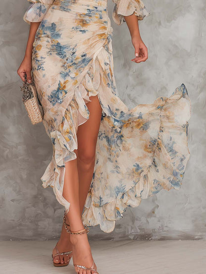 Ludovica | Abito lungo beige in chiffon con collo alto e stampa floreale in stile pittura ad olio, dal taglio irregolare