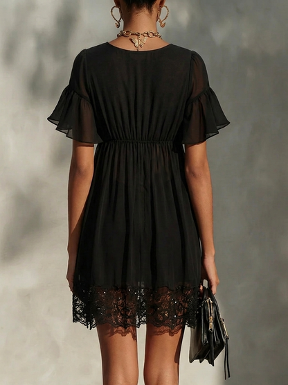 Alessia | Vestito mini nero con zip, scollo a V, rifinito in pizzo e con balze