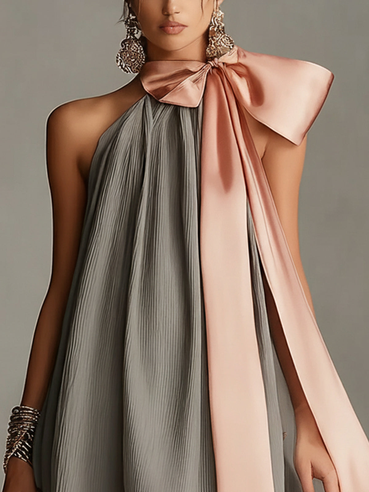Natalia - Vestido mini gris de satén con cuello halter, lazo y ribete de encaje