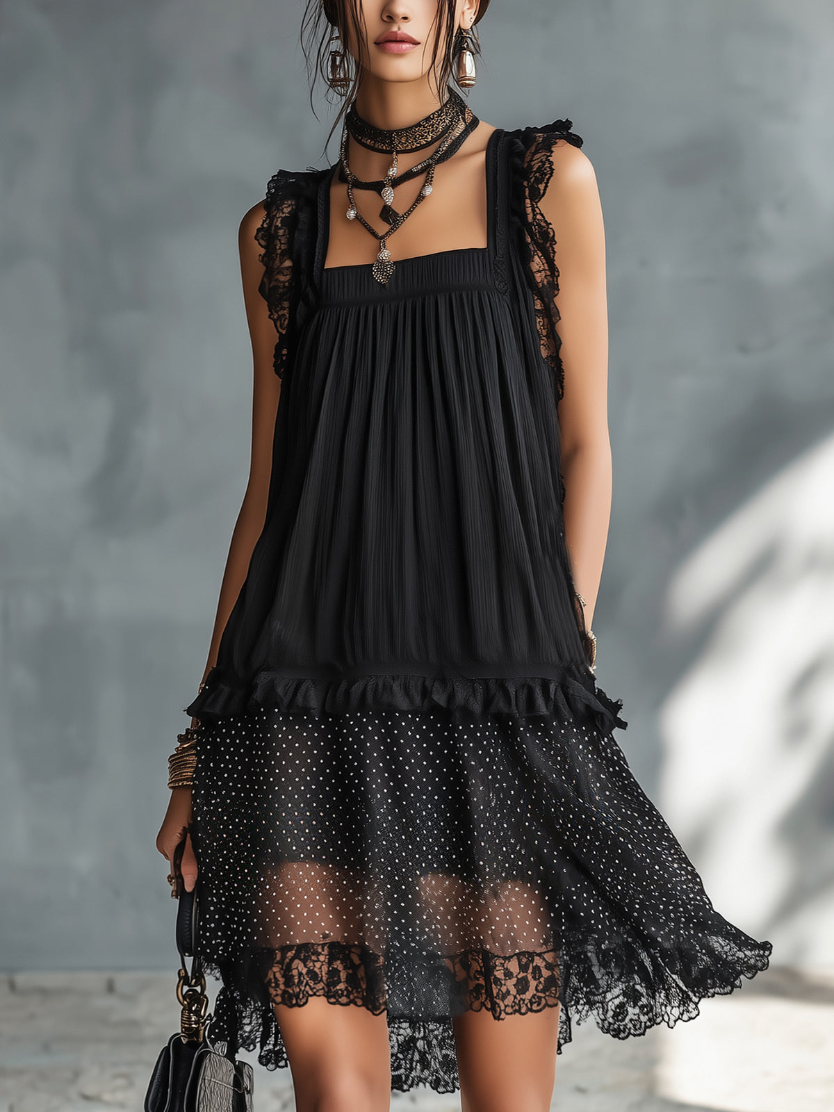 Vestito corto nero a pois trasparente con bordo in pizzo e balze