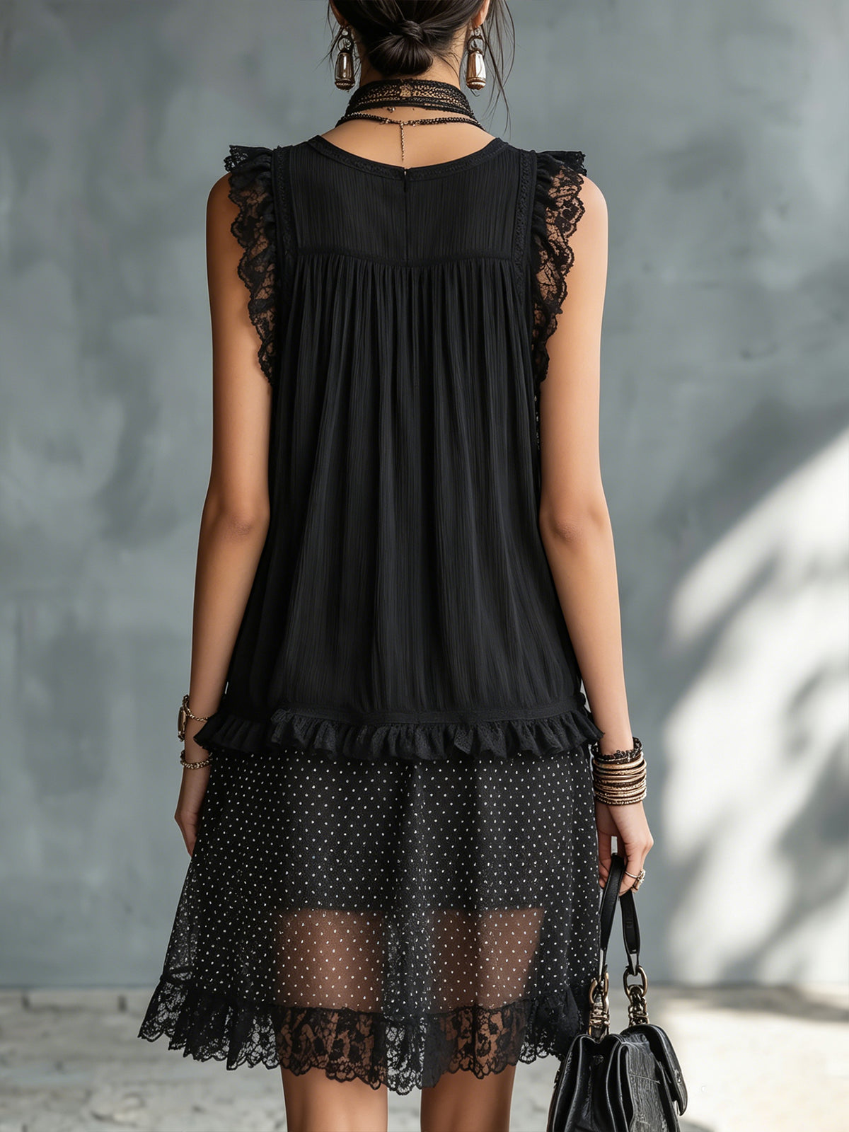Vestito corto nero a pois trasparente con bordo in pizzo e balze