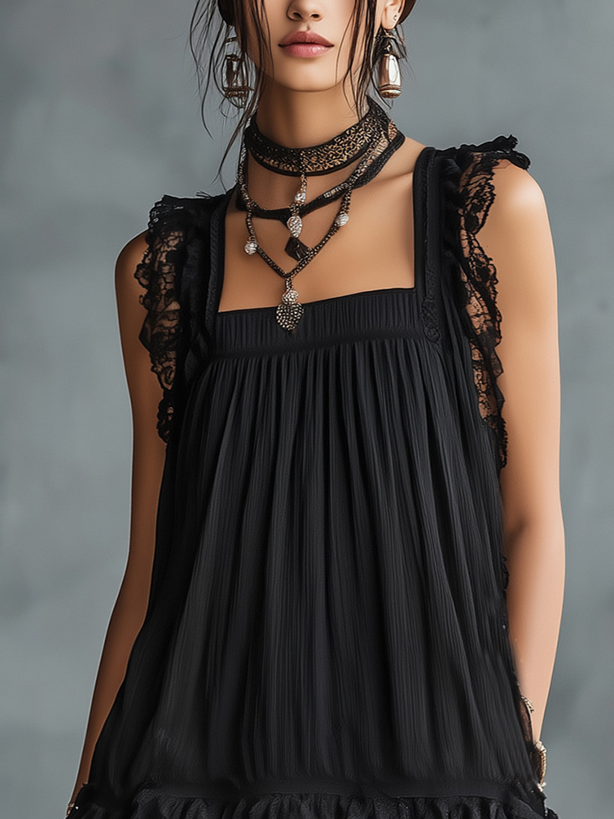 Vestito corto nero a pois trasparente con bordo in pizzo e balze