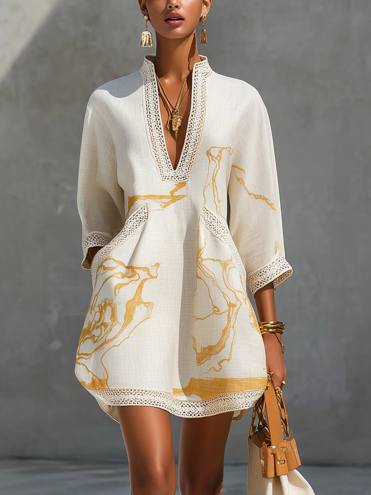 Carolina | Vestido corto de encaje con estampado dorado y escote en V profundo