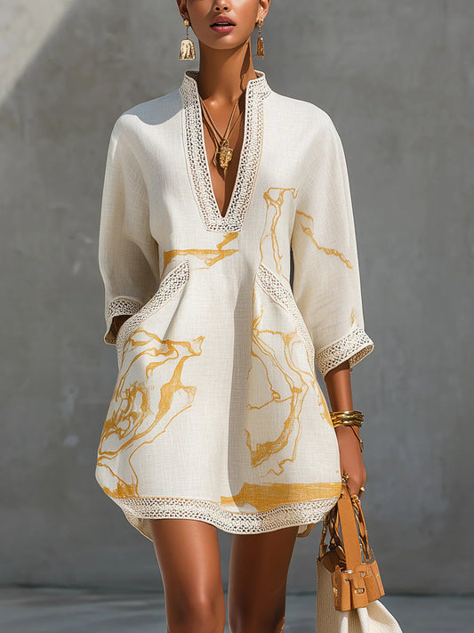 Carolina | Vestido corto de encaje con estampado dorado y escote en V profundo
