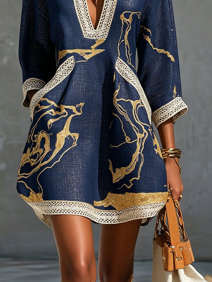 Carolina | Vestido corto de encaje con estampado dorado y escote en V profundo