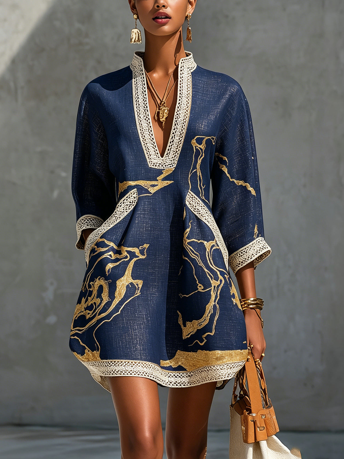 Carolina | Vestido corto de encaje con estampado dorado y escote en V profundo