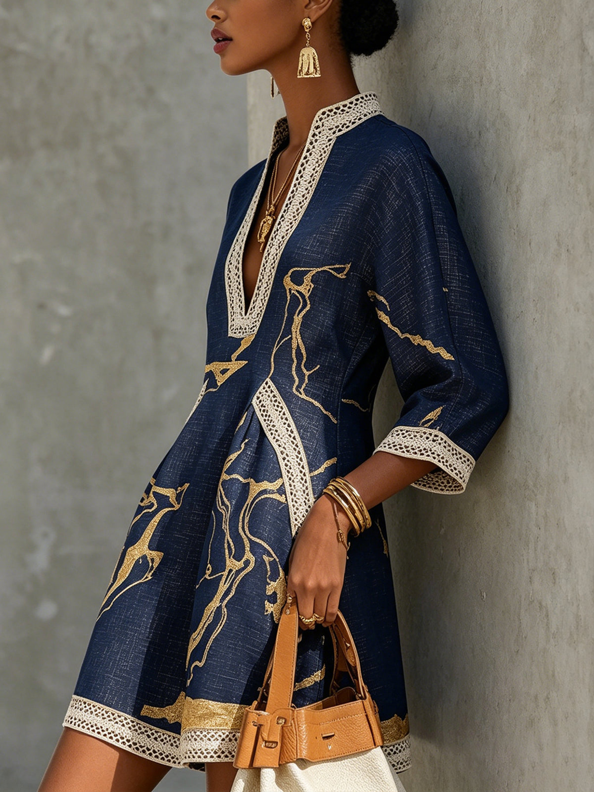 Carolina | Vestido corto de encaje con estampado dorado y escote en V profundo