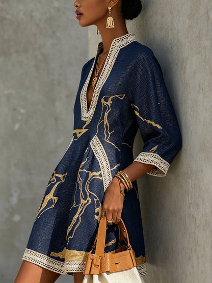 Carolina | Vestido corto de encaje con estampado dorado y escote en V profundo