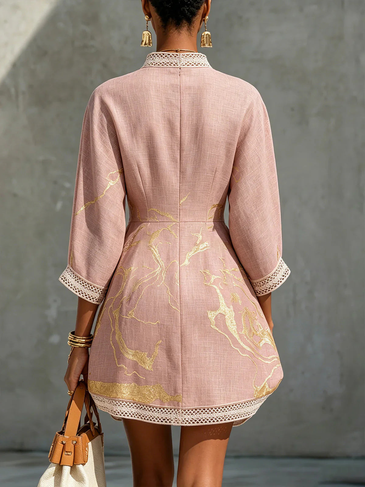 Carolina | Vestido corto de encaje con estampado dorado y escote en V profundo