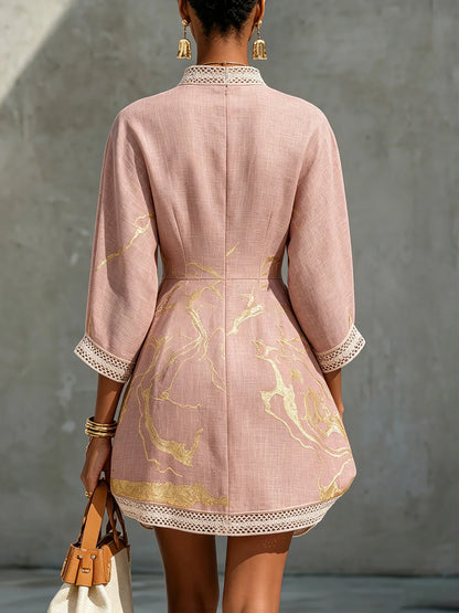 Carolina | Vestido corto de encaje con estampado dorado y escote en V profundo