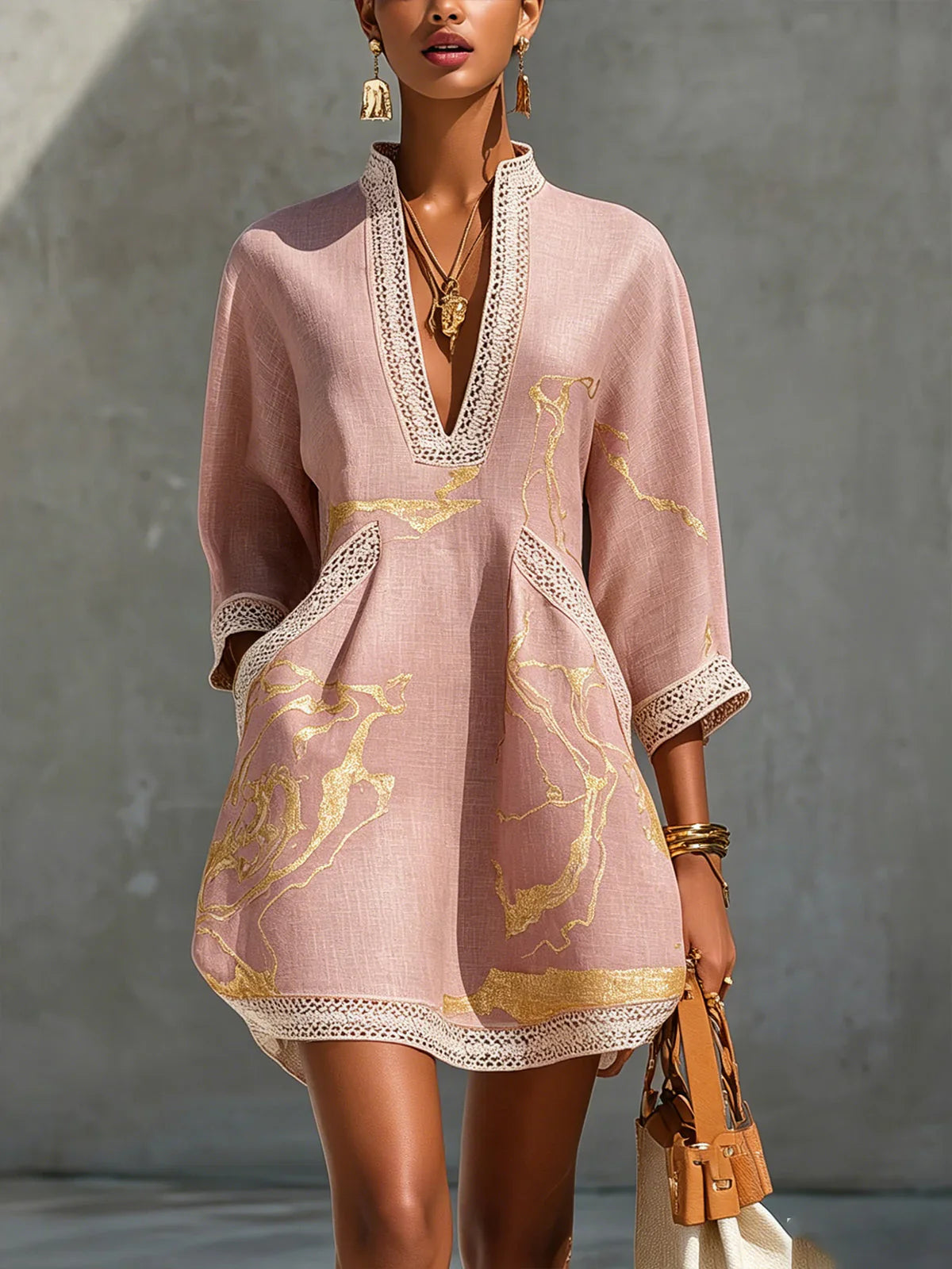 Carolina | Vestido corto de encaje con estampado dorado y escote en V profundo