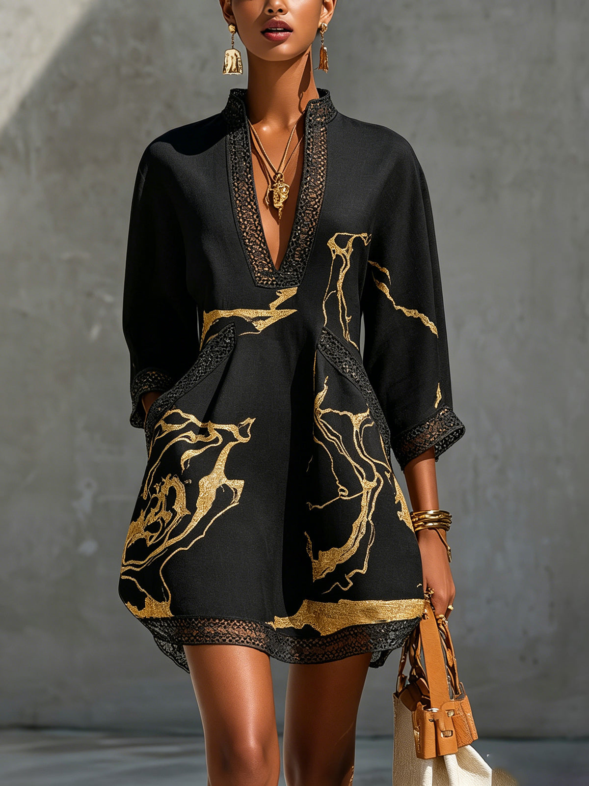 Elvira | Vestido corto estampado en negro y dorado con escote en V y encaje de crochet