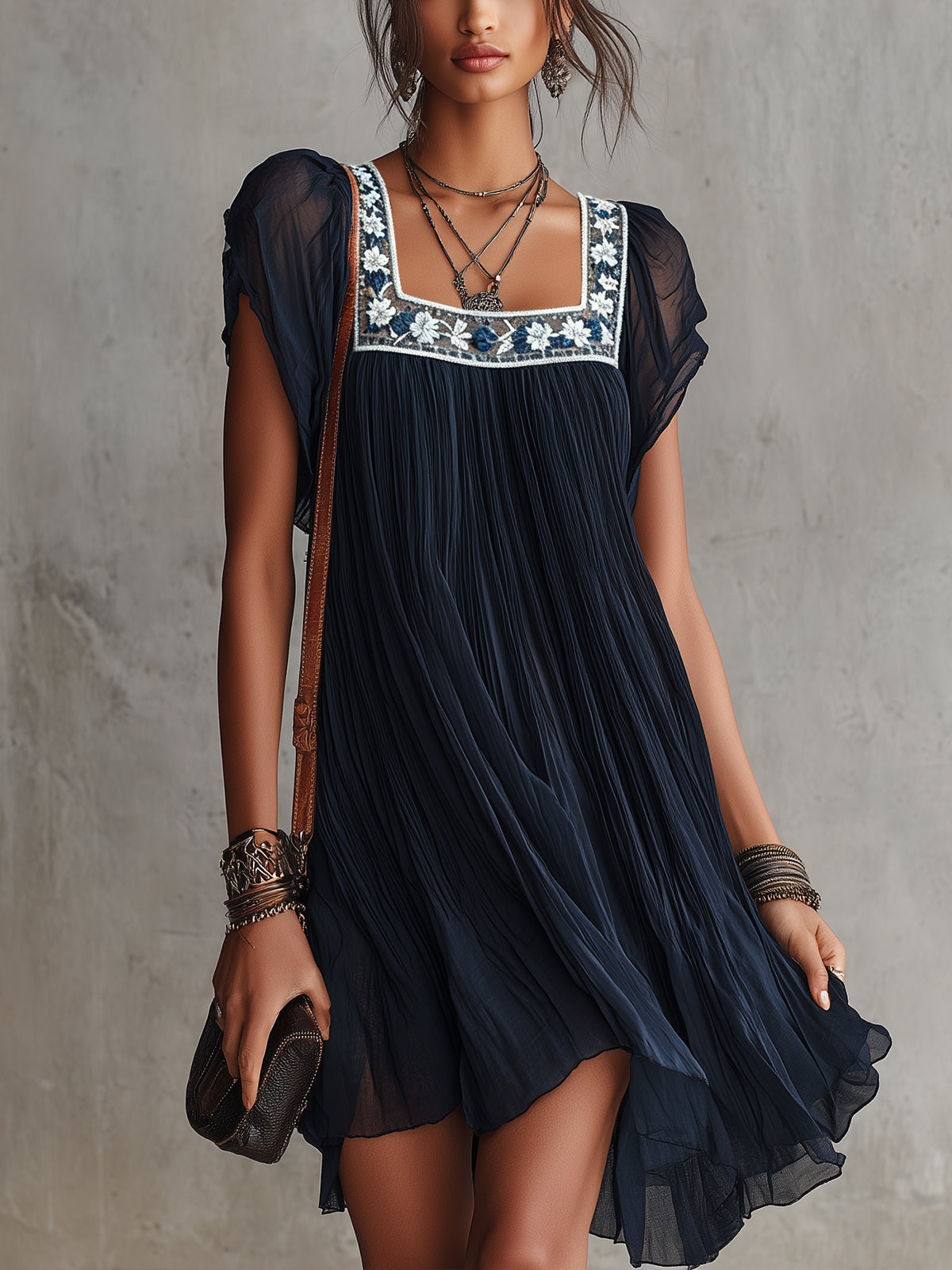 Tamara | Abito corto in chiffon plissé blu navy con ricami floreali