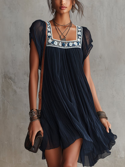 Tamara | Abito corto in chiffon plissé blu navy con ricami floreali