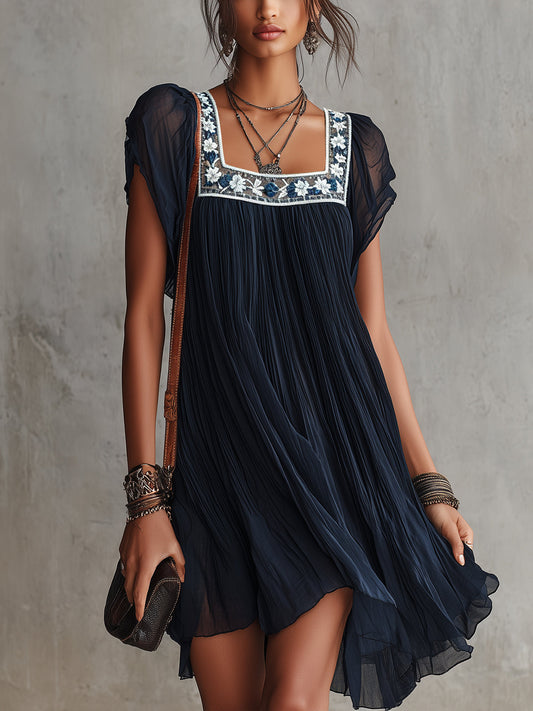 Tamara | Abito corto in chiffon plissé blu navy con ricami floreali