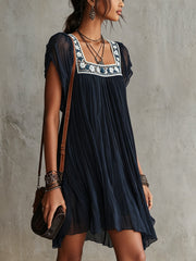 Tamara | Abito corto in chiffon plissé blu navy con ricami floreali