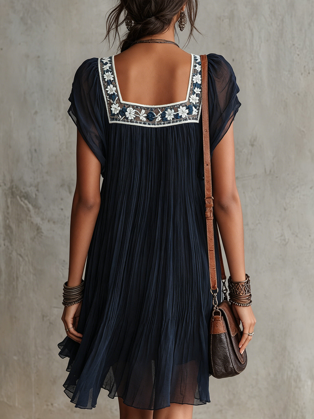Tamara | Abito corto in chiffon plissé blu navy con ricami floreali