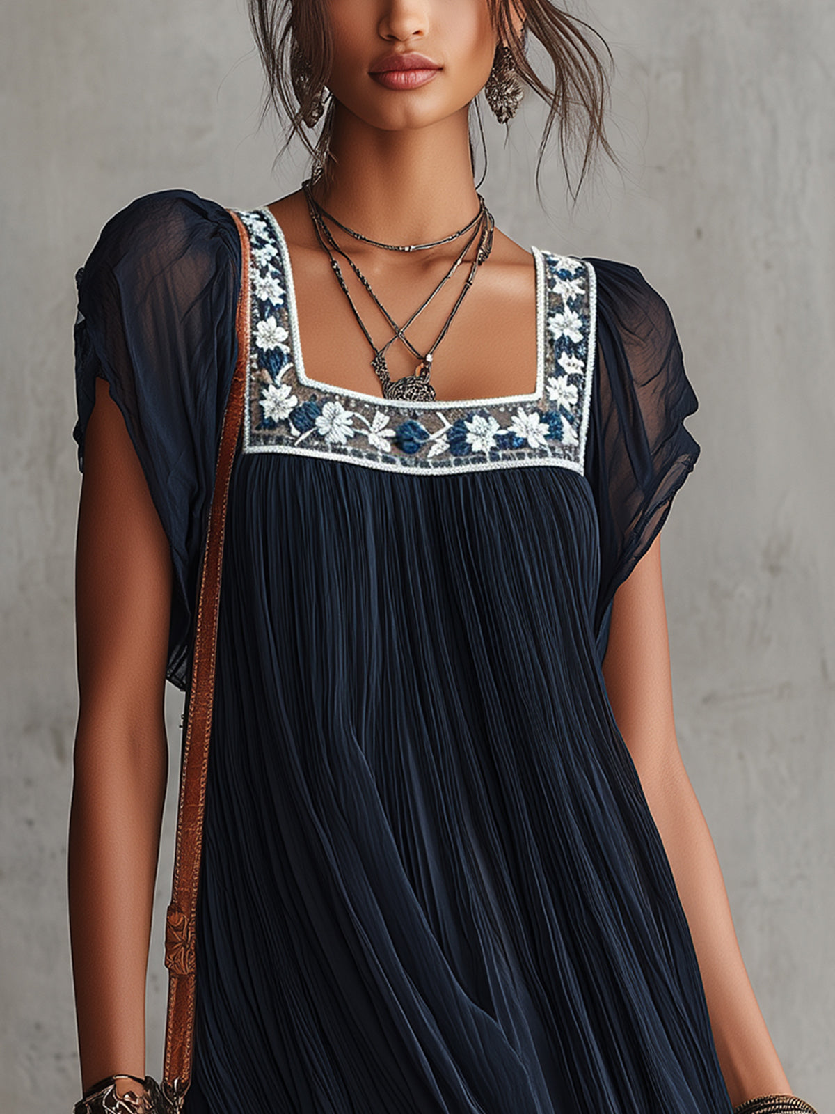 Tamara | Abito corto in chiffon plissé blu navy con ricami floreali