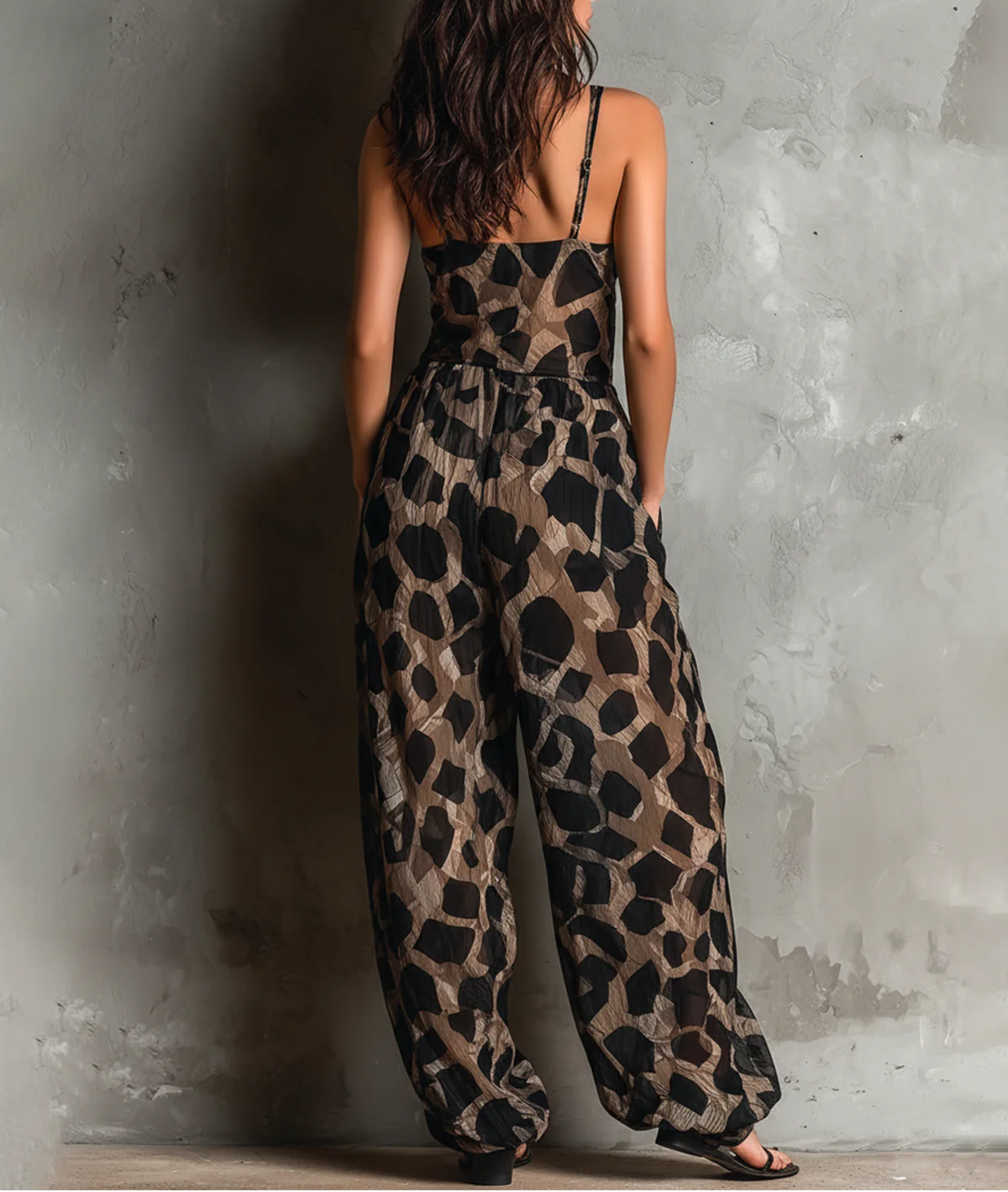Roberta | Tuta ampia in chiffon nera con stampa animalier, scollo a halter e pantaloni a palazzo